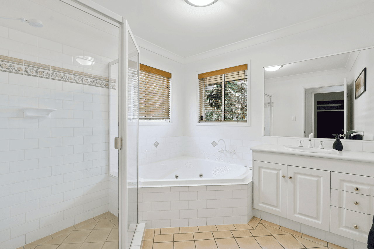 54 Forest Drive, ELANORA, QLD 4221
