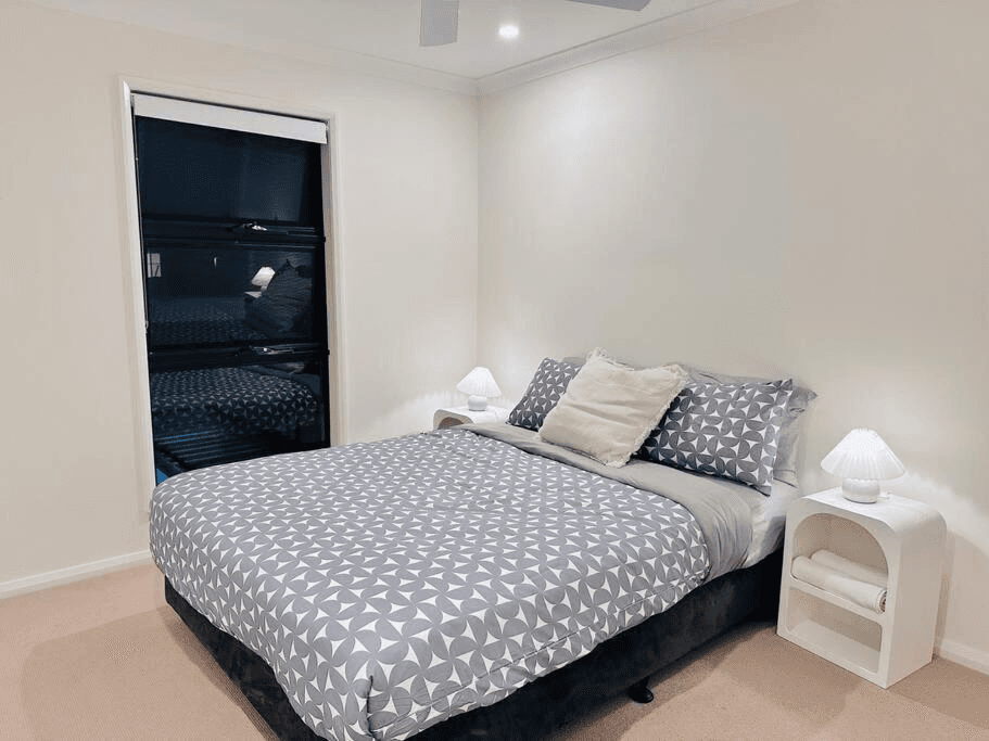 18 Mayfair Lane, HOPE ISLAND, QLD 4212