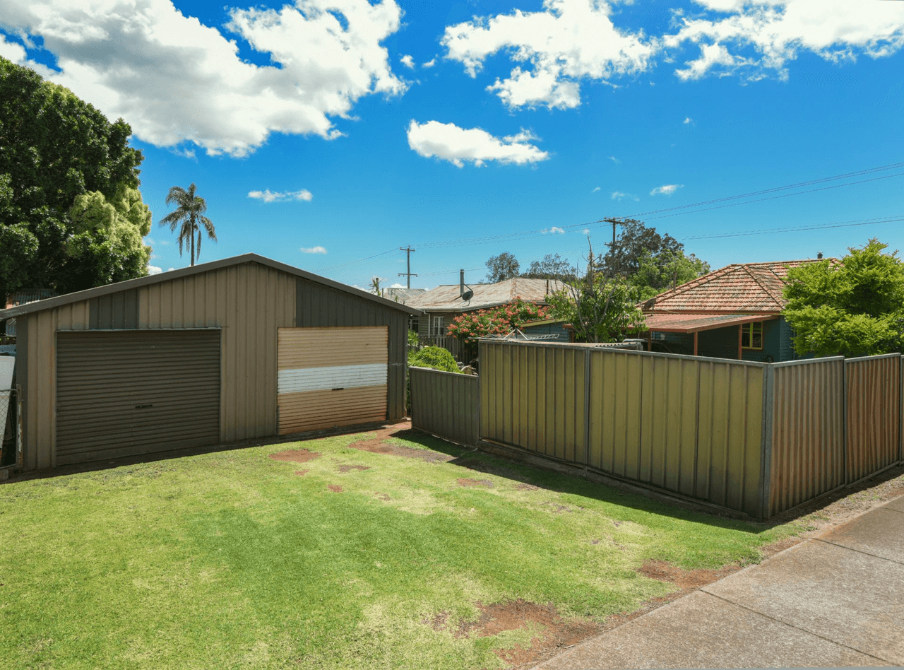 215 West Street, Harristown, QLD 4350