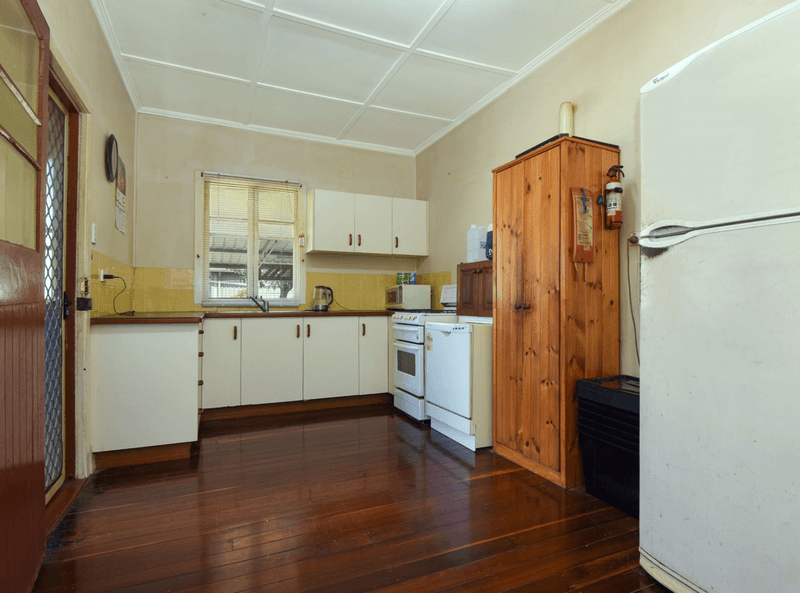 215 West Street, Harristown, QLD 4350