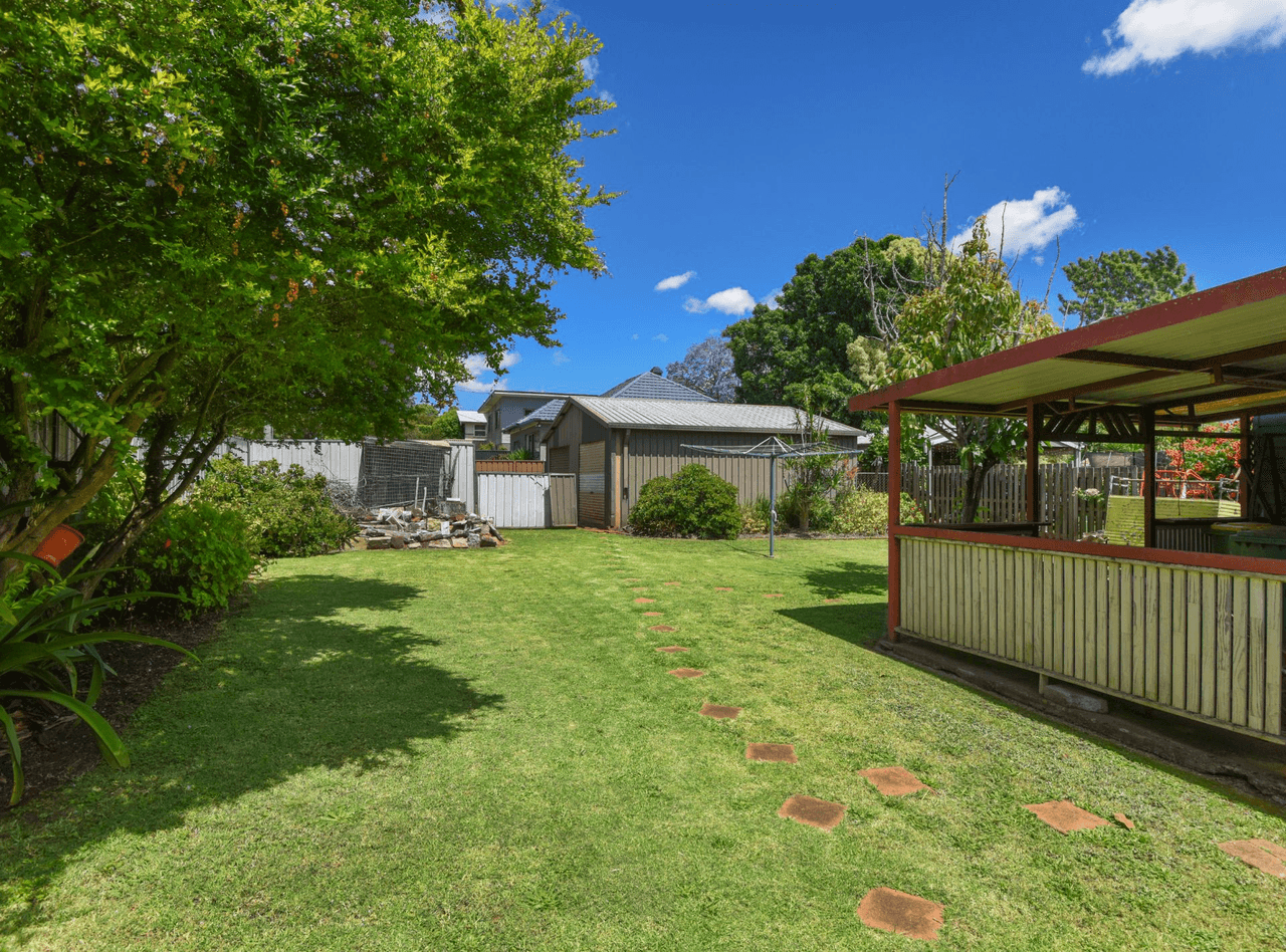 215 West Street, Harristown, QLD 4350