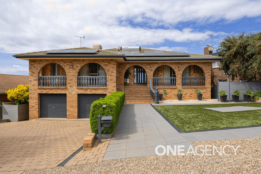 34 HENWOOD AVENUE, KOORINGAL, NSW 2650