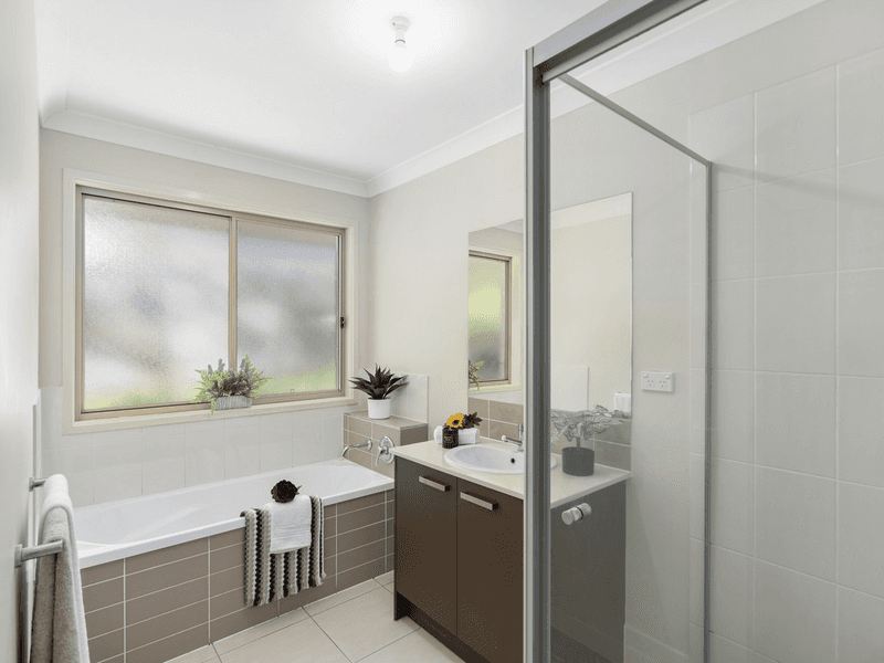 16 Kabi Place, PACIFIC PINES, QLD 4211