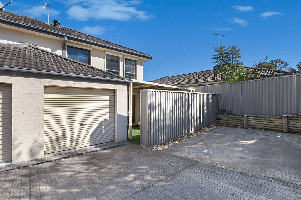 1/18 Glenfield Drive, CURRANS HILL, NSW 2567