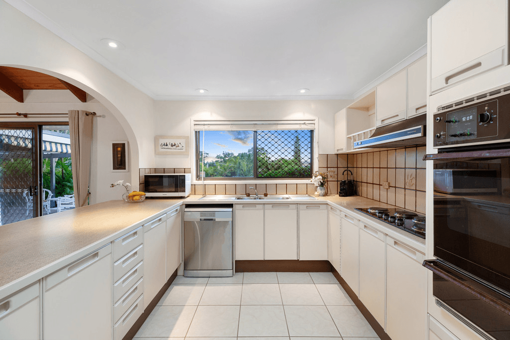 37 DELORAINE Drive, SPRINGWOOD, QLD 4127