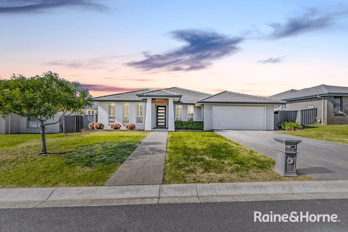 25 Shiraz Road, TAMWORTH, NSW 2340