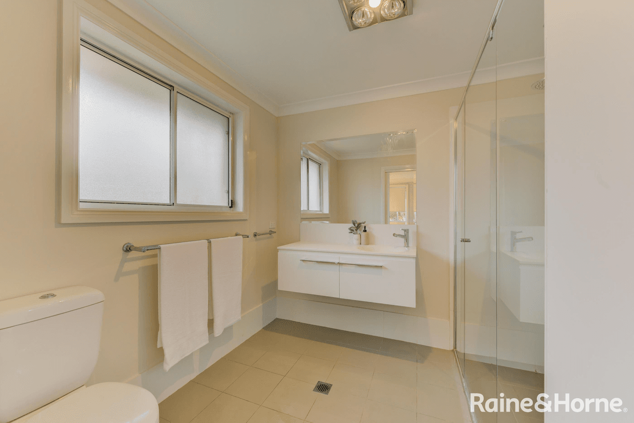 25 Shiraz Road, TAMWORTH, NSW 2340