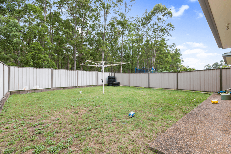 1/131 Denton Park Drive, ABERGLASSLYN, NSW 2320