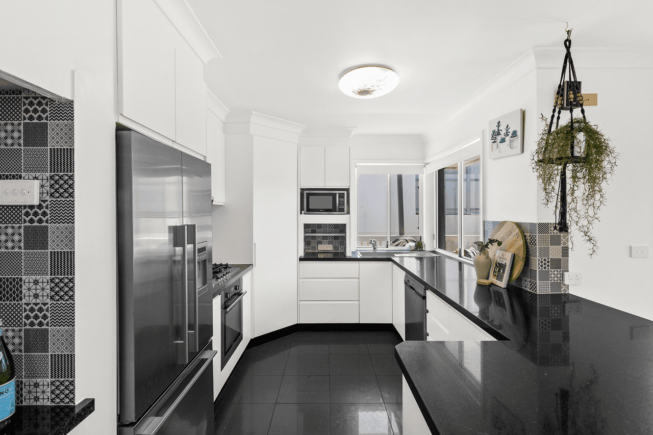 16 Kiarama Avenue, KIAMA DOWNS, NSW 2533