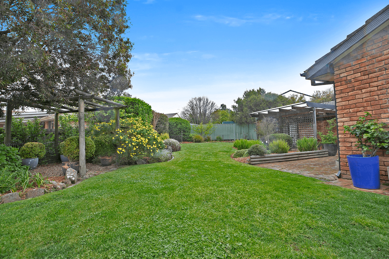 2 Paul Crescent, MOSS VALE, NSW 2577