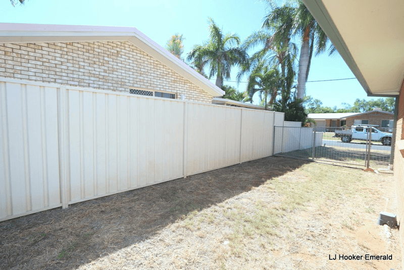 8 Fern Court, EMERALD, QLD 4720