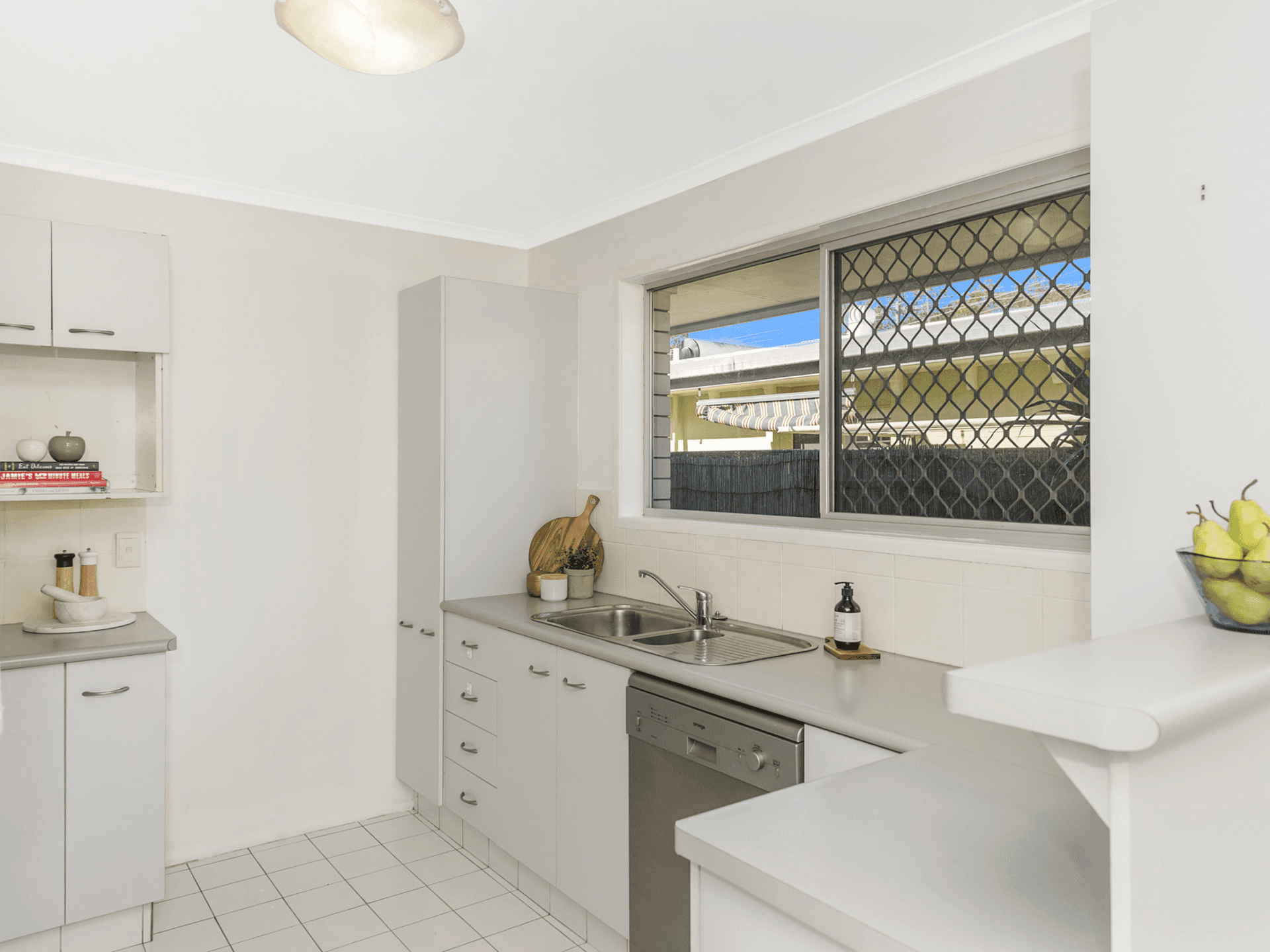 95 Kindra Avenue, SOUTHPORT, QLD 4215