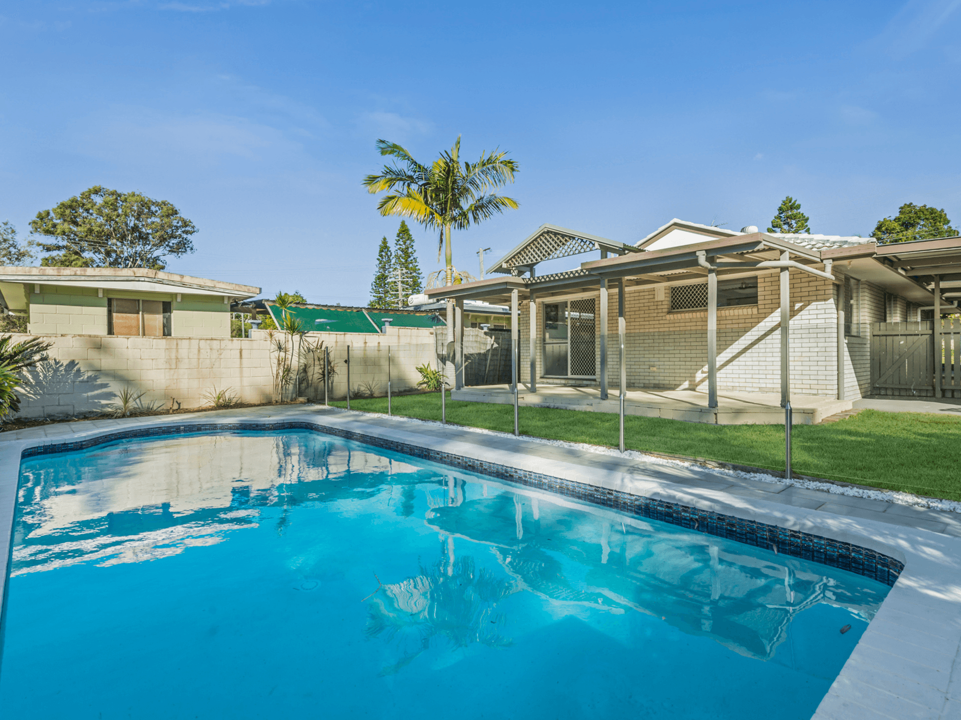 95 Kindra Avenue, SOUTHPORT, QLD 4215