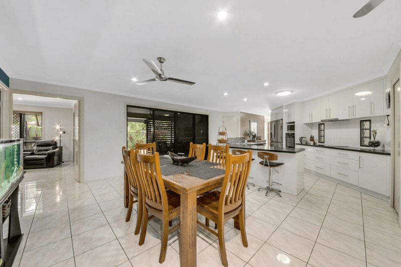 4 JENNY LIND Court, BOYNE ISLAND, QLD 4680