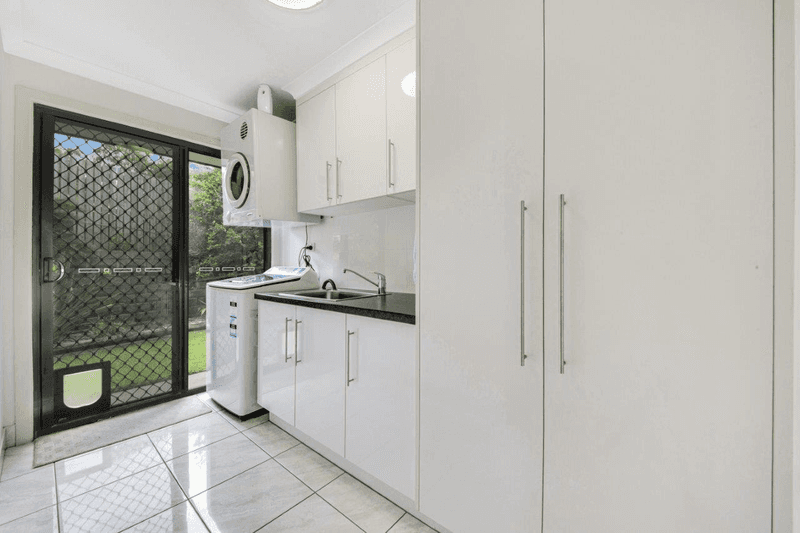 4 JENNY LIND Court, BOYNE ISLAND, QLD 4680