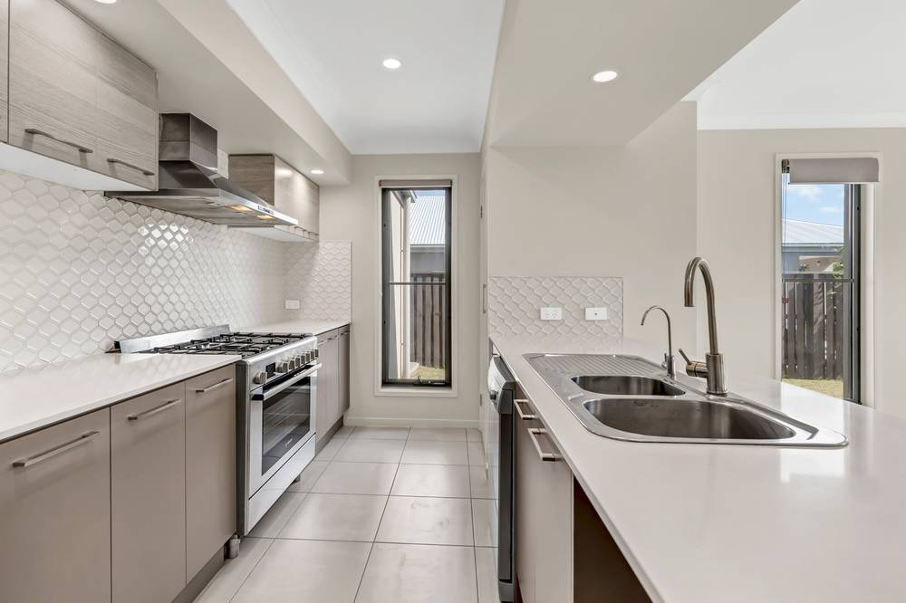 10 Bulleringa Street, PIMPAMA, QLD 4209