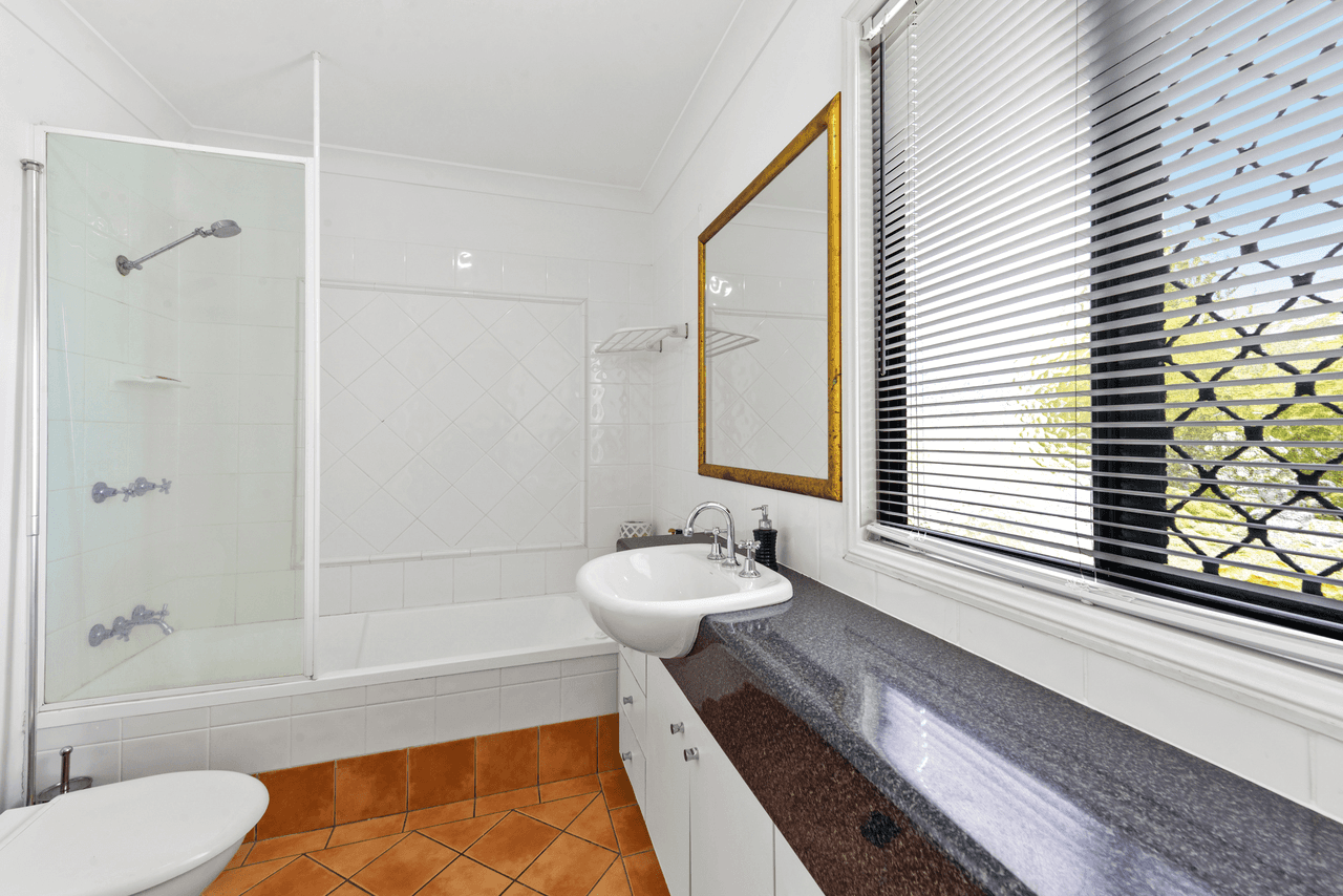 2/4 Scenic Avenue, BENOWA, QLD 4217