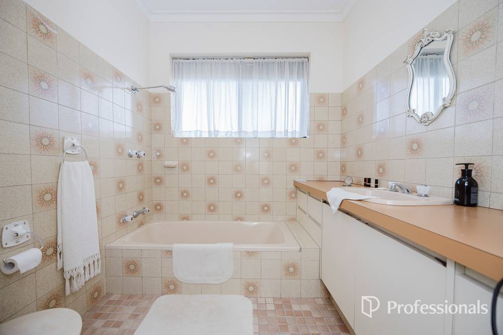 2 Bredhurst Road, MARANGAROO, WA 6064