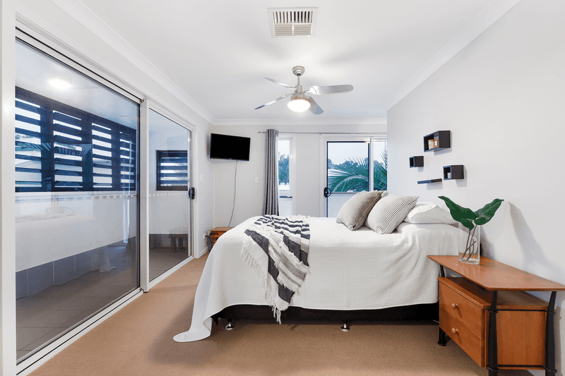 2/2 Lake Weyba Drive, Noosaville, QLD 4566