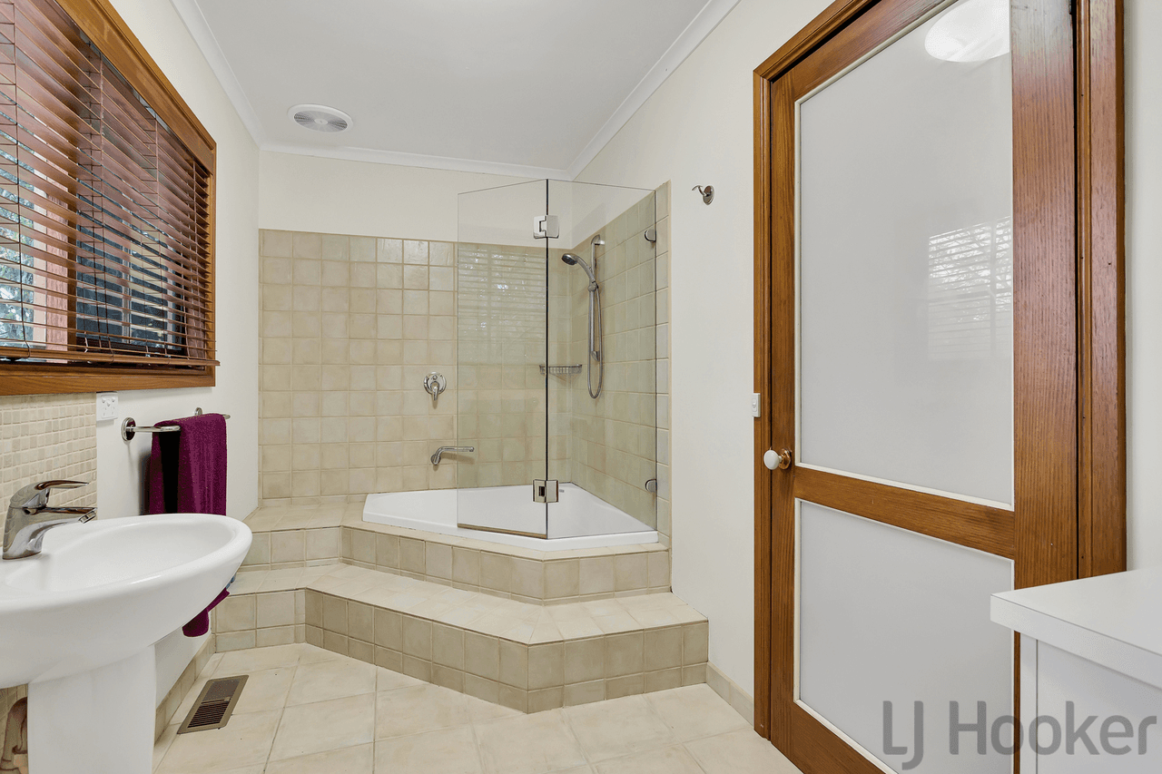 12 Bayview Crescent, THE BASIN, VIC 3154