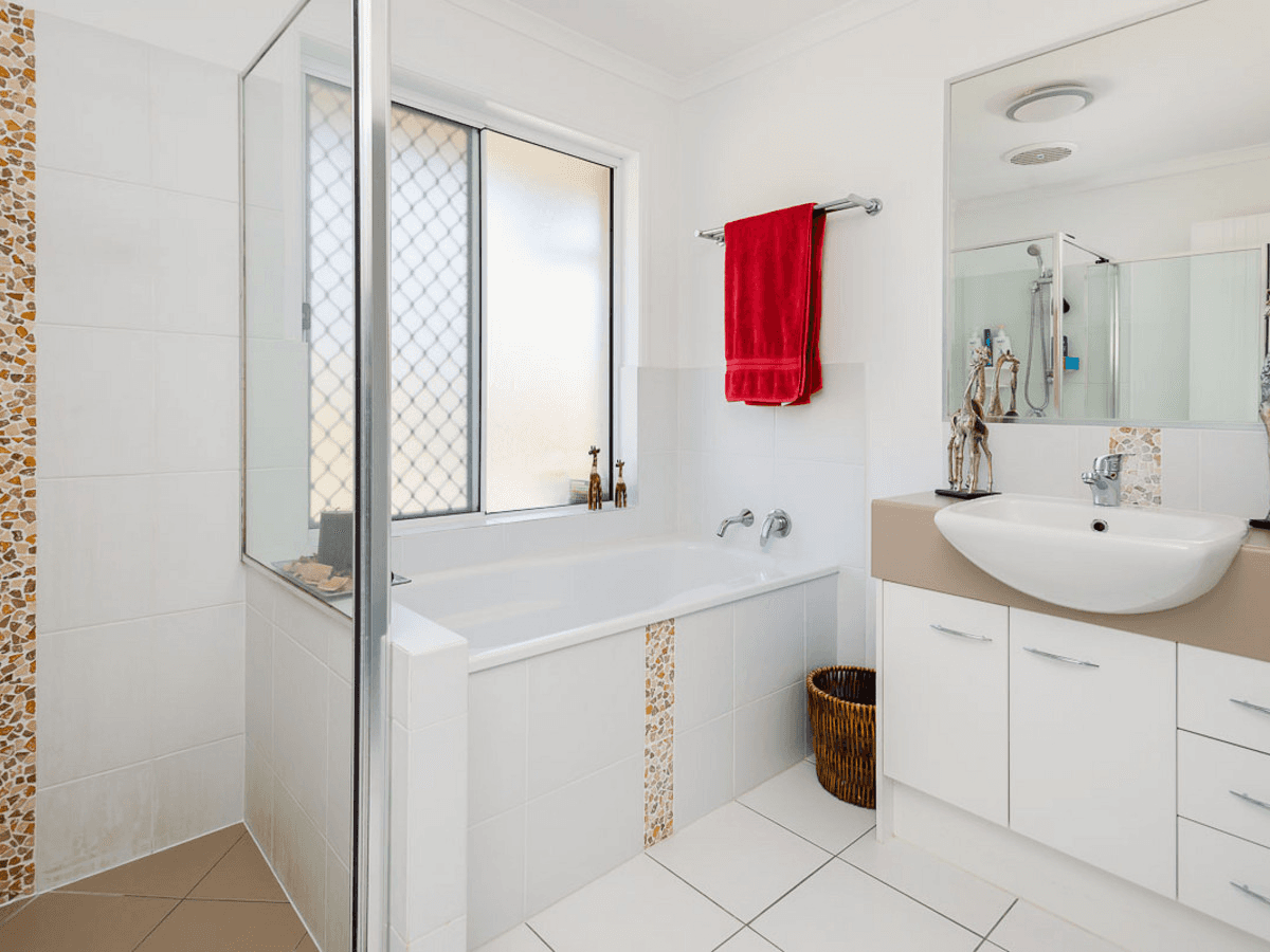 42 Faraday Crescent, Pacific Pines, QLD 4211