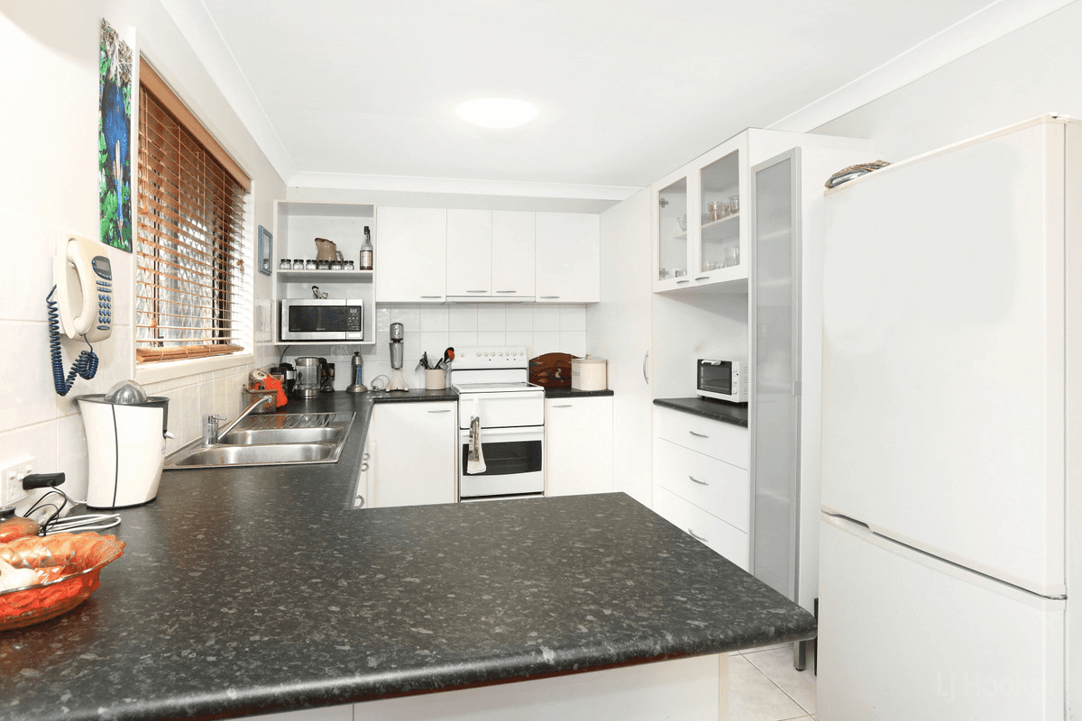 2/23 Victor Avenue, PARADISE POINT, QLD 4216