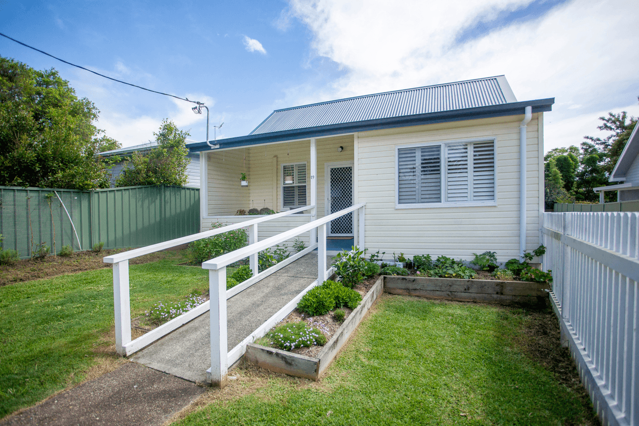 19 Bahtoo Parade, TAREE, NSW 2430