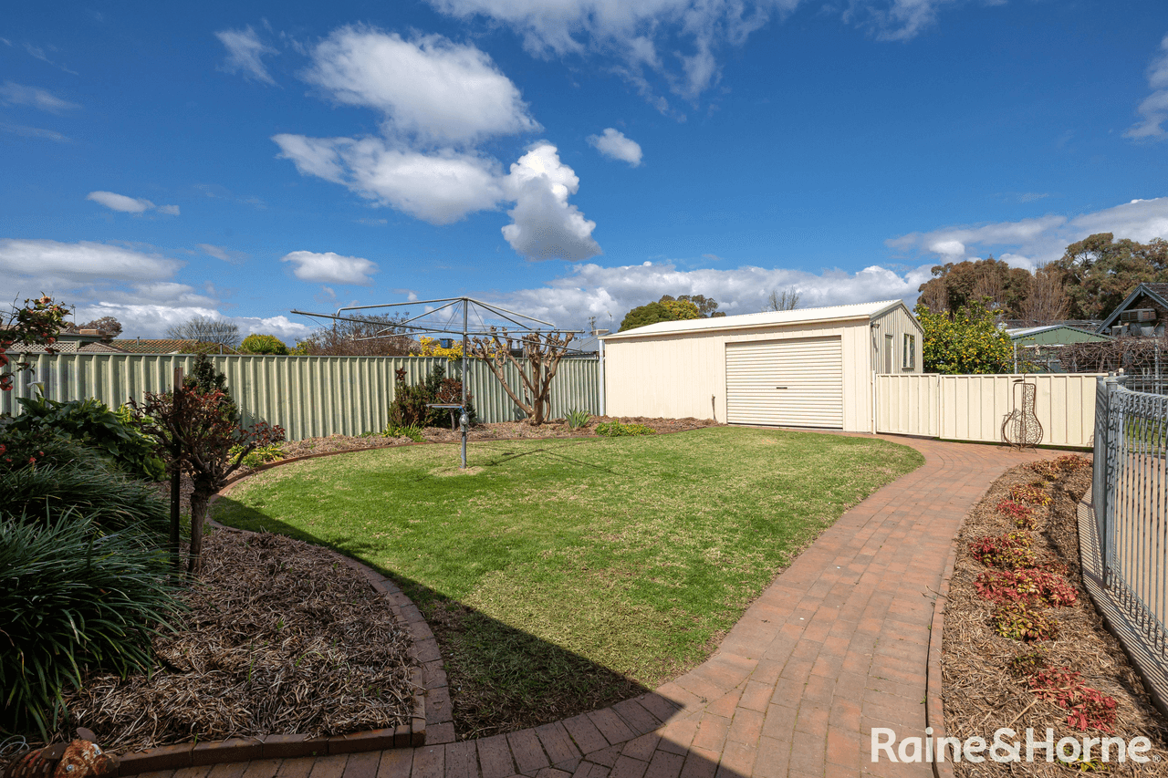 6 Talbingo Crescent, LAKE ALBERT, NSW 2650