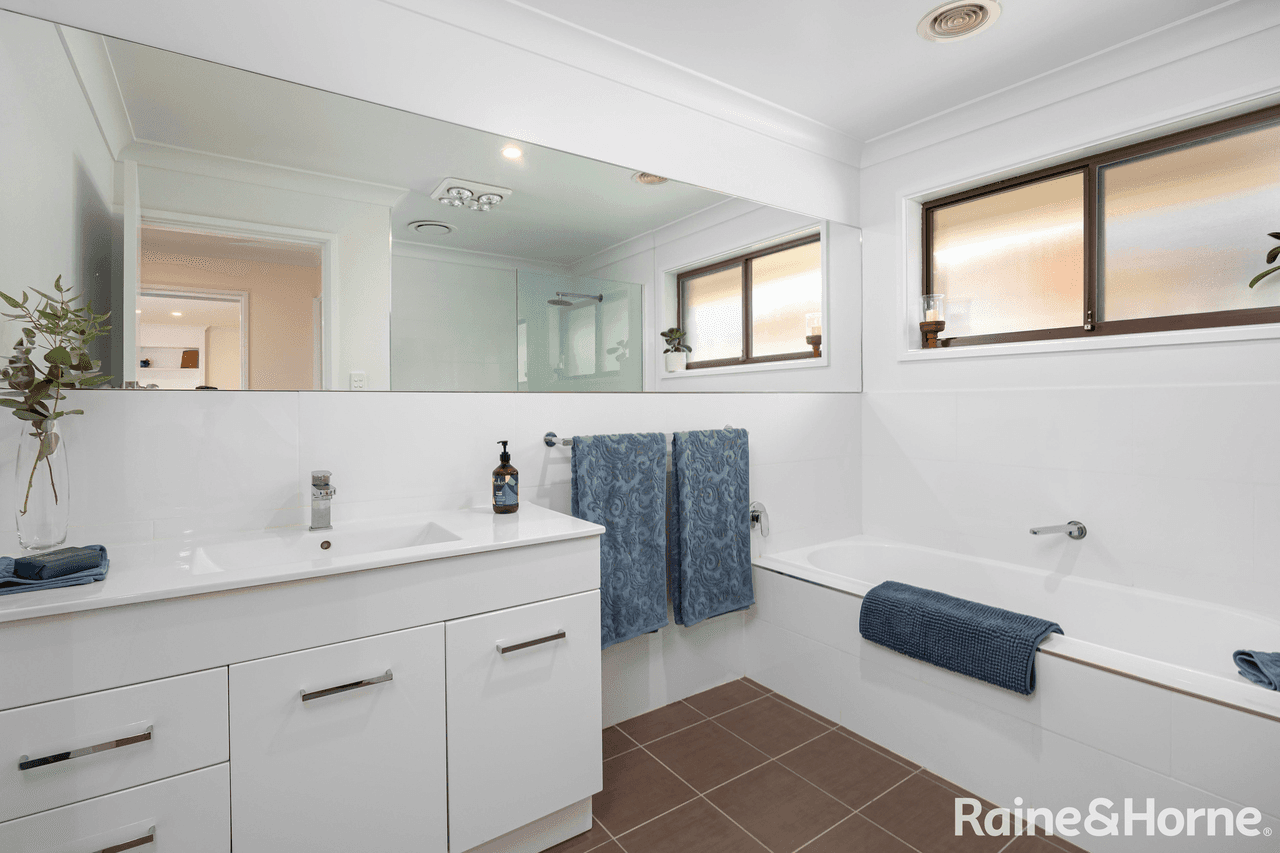 6 Talbingo Crescent, LAKE ALBERT, NSW 2650