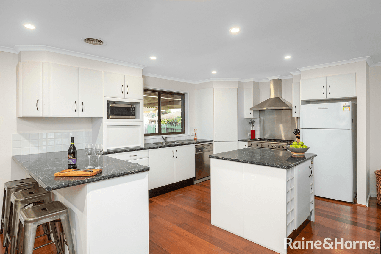 6 Talbingo Crescent, LAKE ALBERT, NSW 2650