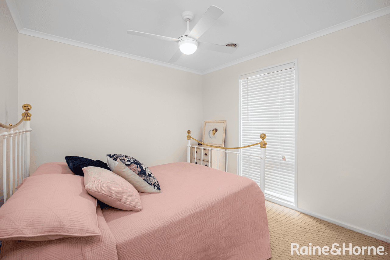 6 Talbingo Crescent, LAKE ALBERT, NSW 2650