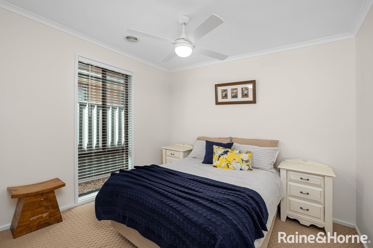 6 Talbingo Crescent, LAKE ALBERT, NSW 2650