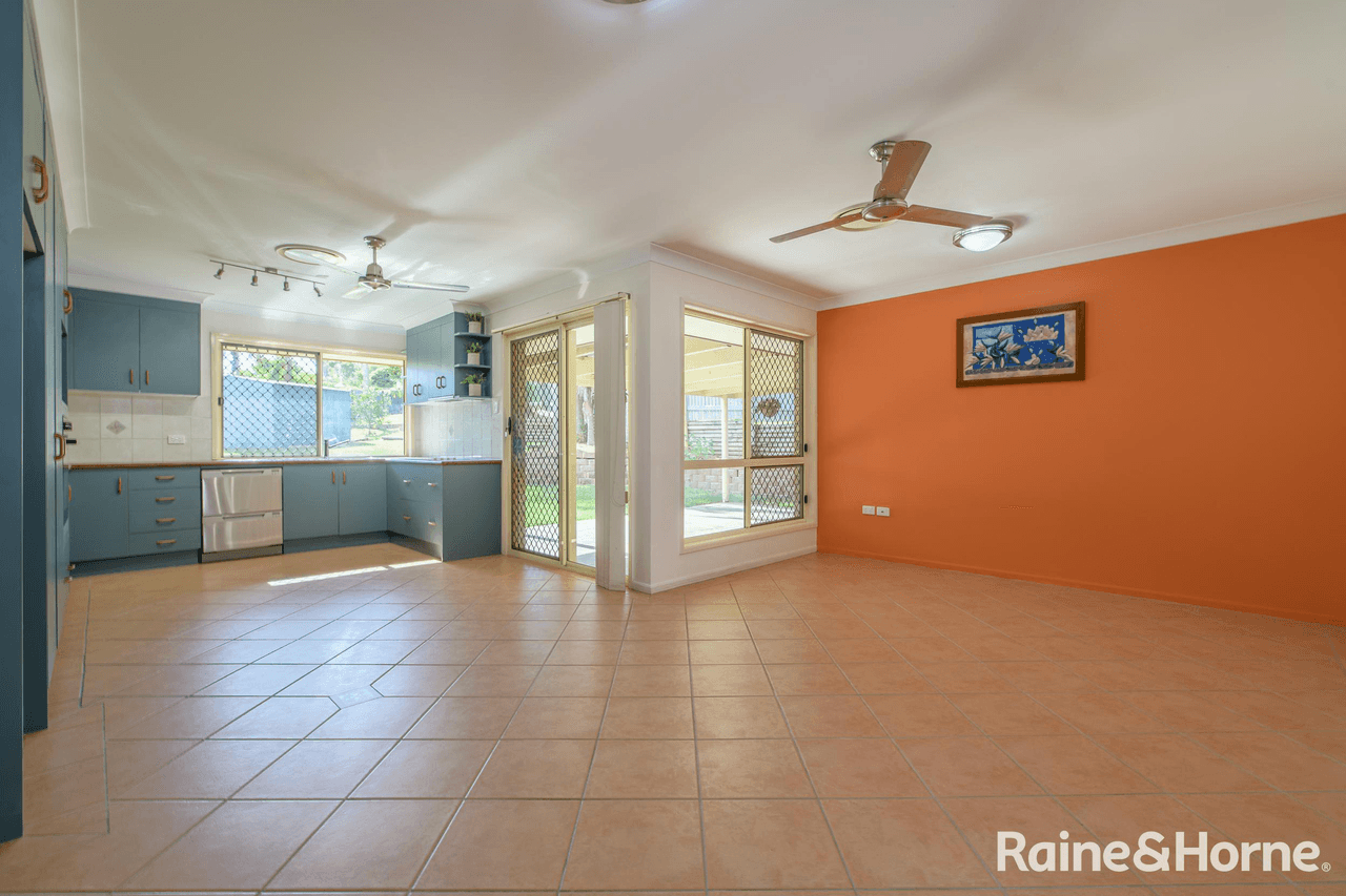 14 Lakeside Place, CLINTON, QLD 4680