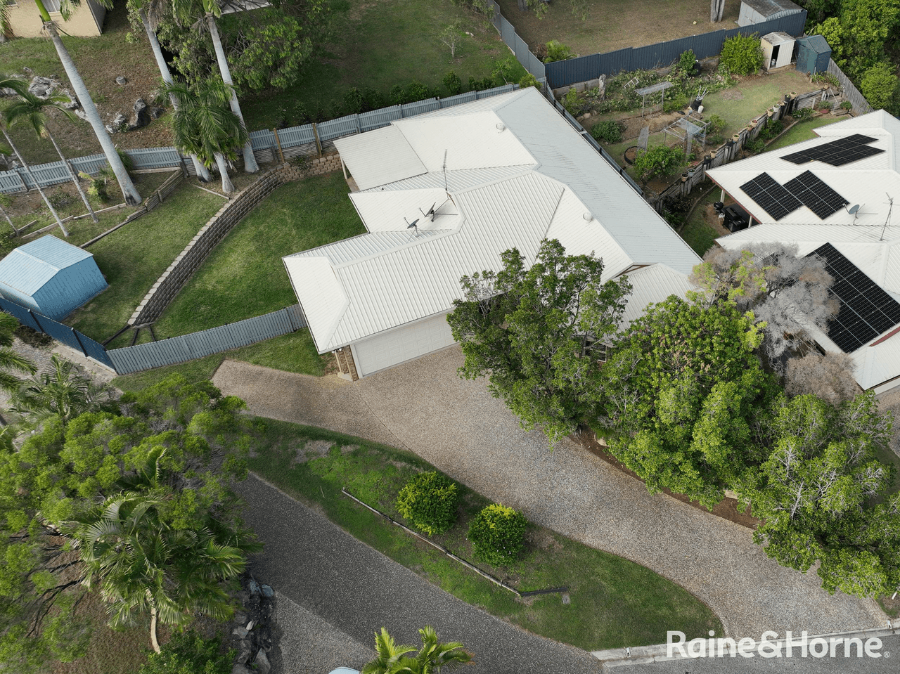 14 Lakeside Place, CLINTON, QLD 4680