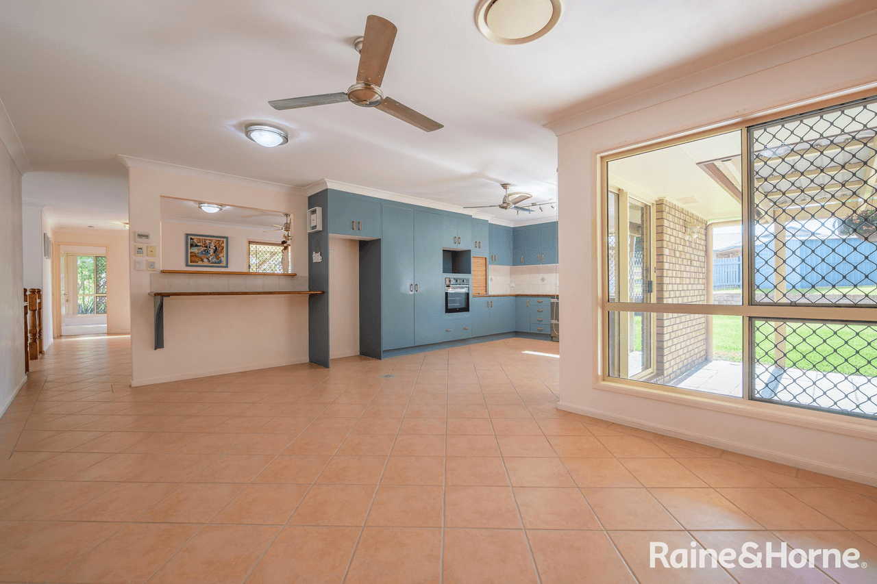 14 Lakeside Place, CLINTON, QLD 4680