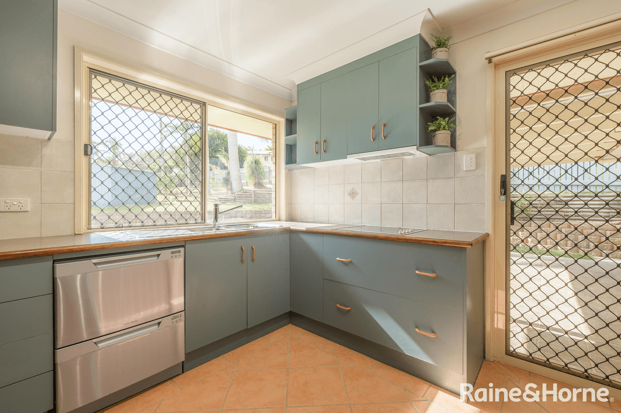 14 Lakeside Place, CLINTON, QLD 4680