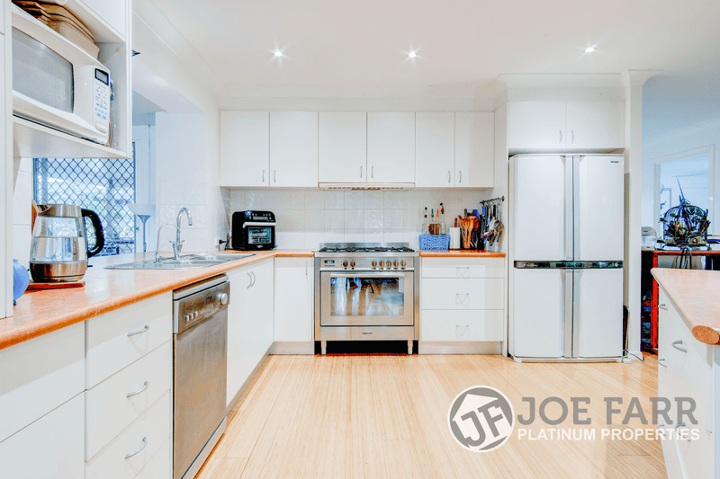 15 HELENSVALE ROAD, HELENSVALE, QLD 4212