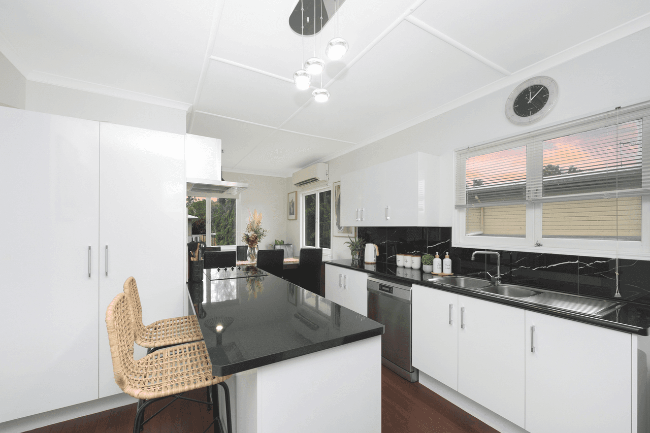 55 Railway Avenue, RAILWAY ESTATE, QLD 4810