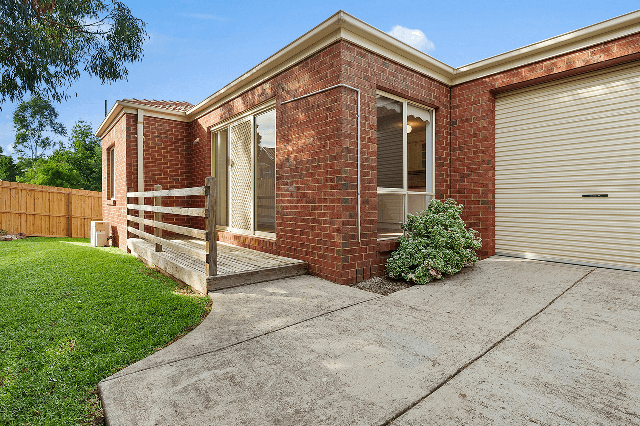 2/13 Carey Crescent, Bacchus Marsh, VIC 3340