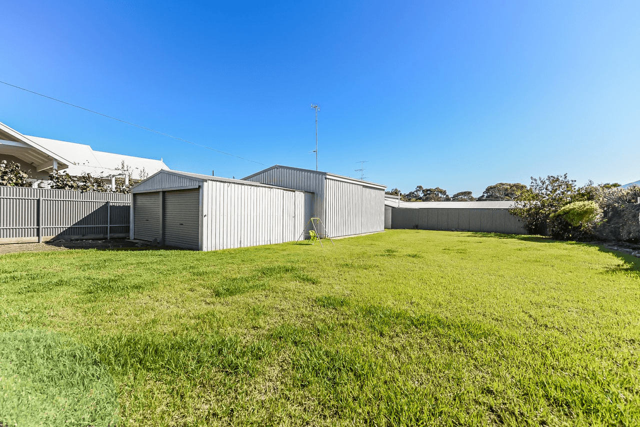 33 Russell Street, ENCOUNTER BAY, SA 5211