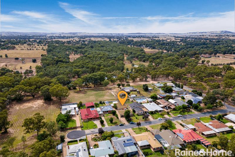 1&2/7 Bocquet Street, LAKE ALBERT, NSW 2650