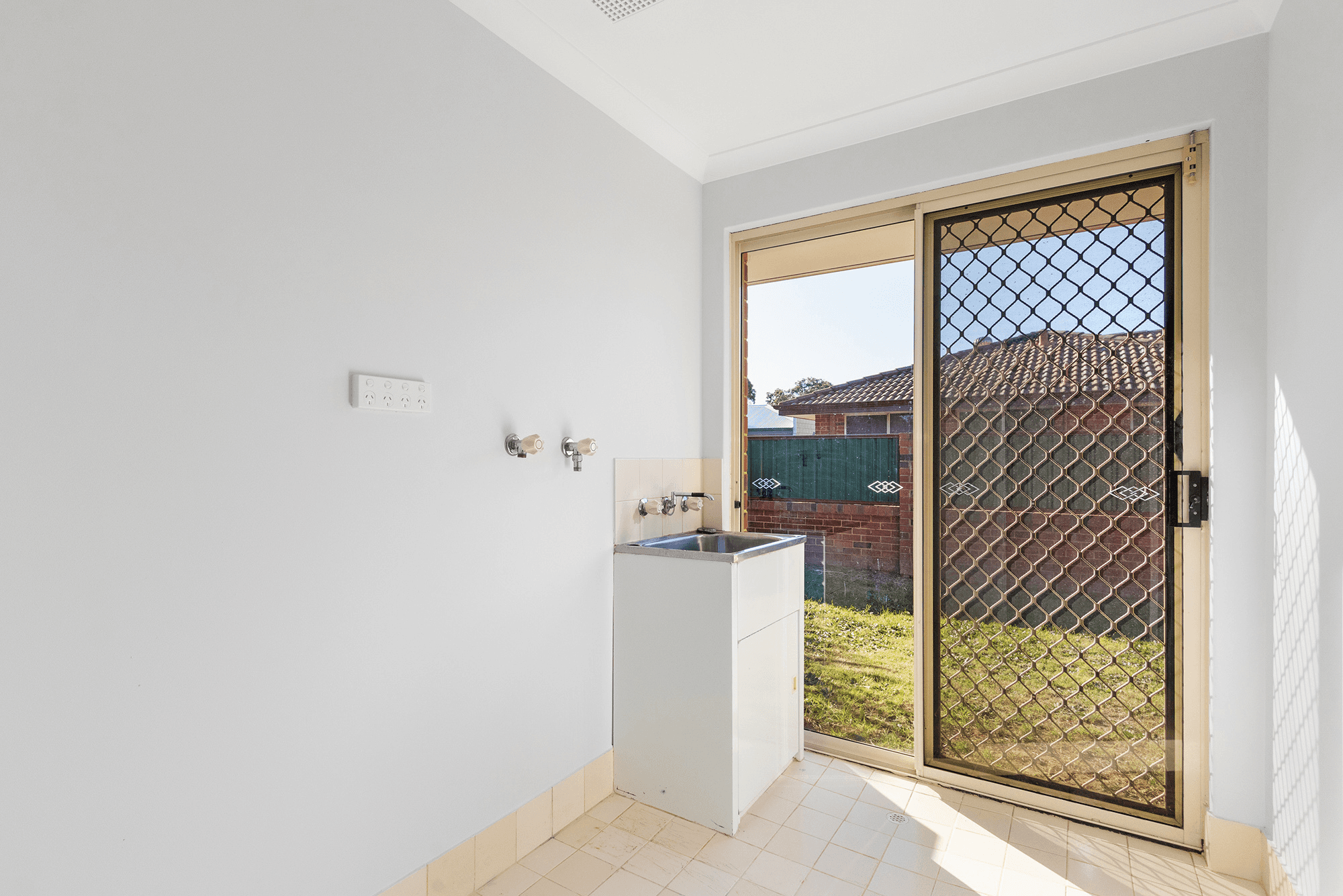 Unit 2/22 Locksley Ave, Armadale, WA 6112