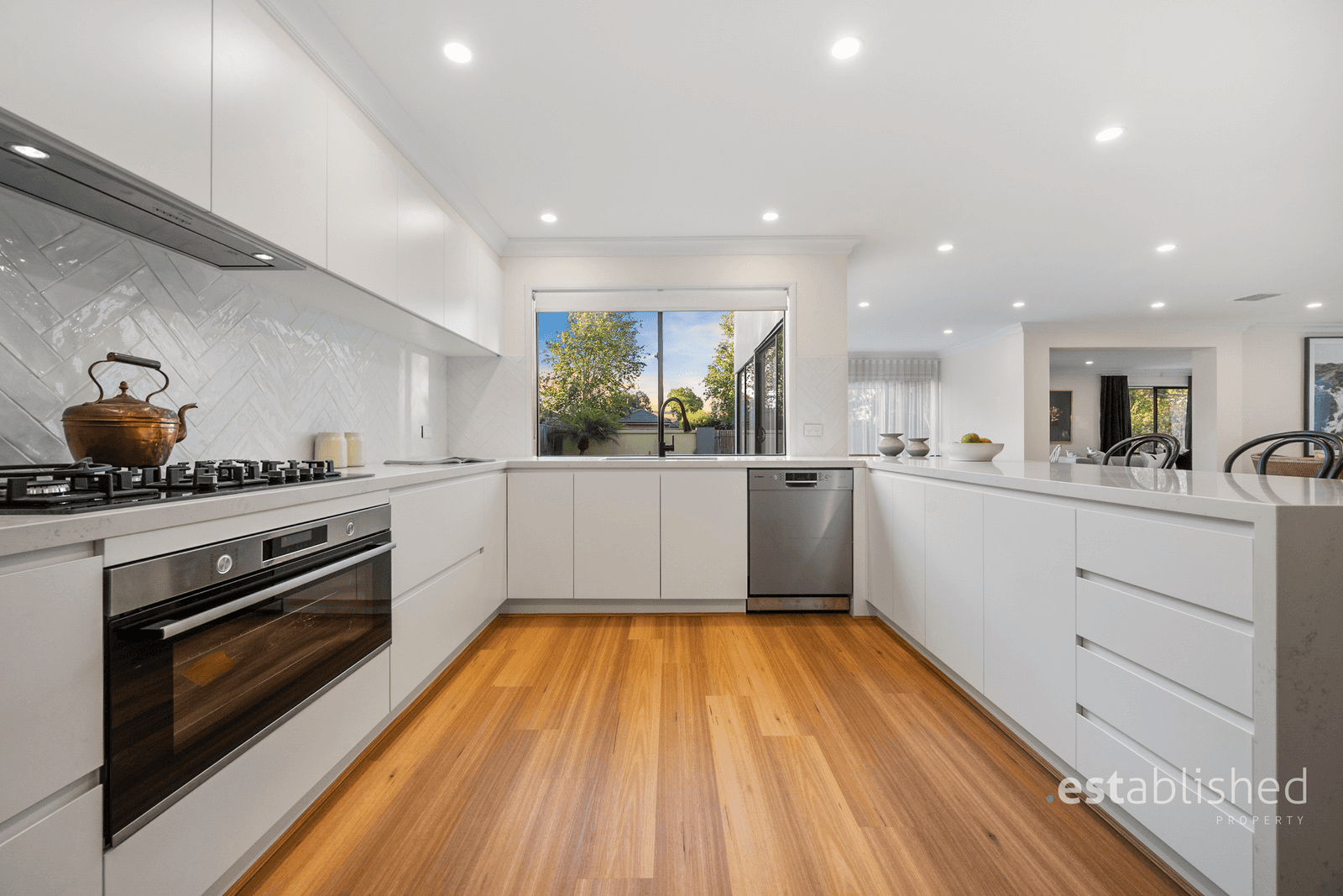 33 Eagleview Place, SANCTUARY LAKES, VIC 3030