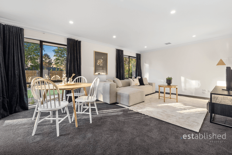 33 Eagleview Place, SANCTUARY LAKES, VIC 3030