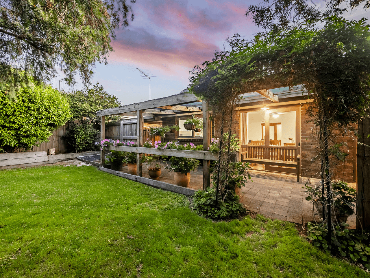 1 Sturrock Court, BERWICK, VIC 3806