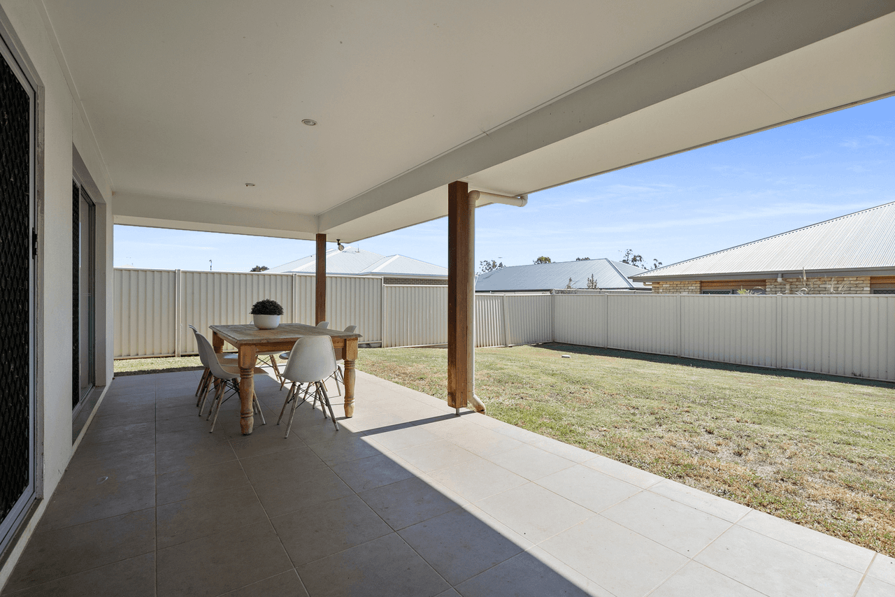 5 Canterbury Road, EMERALD, QLD 4720