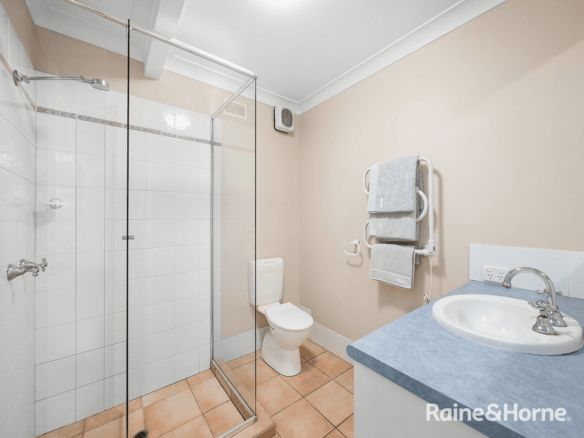 17 Carnarvon Road, INDOOROOPILLY, QLD 4068