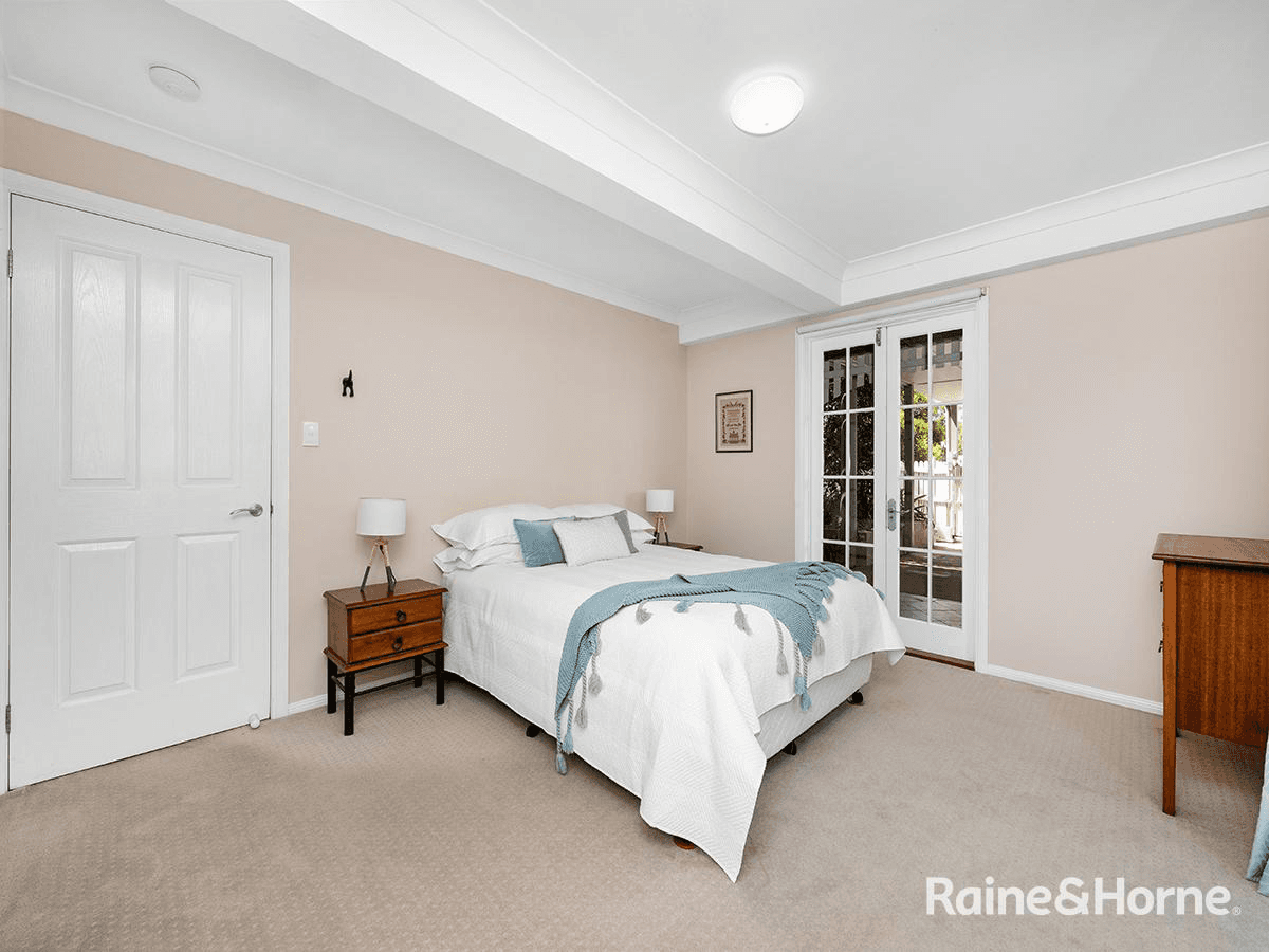 17 Carnarvon Road, INDOOROOPILLY, QLD 4068