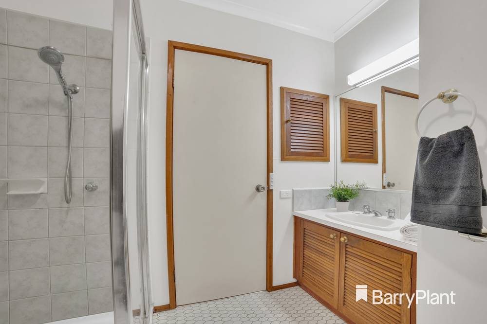 5 Greenways Road, Glen Waverley, VIC 3150