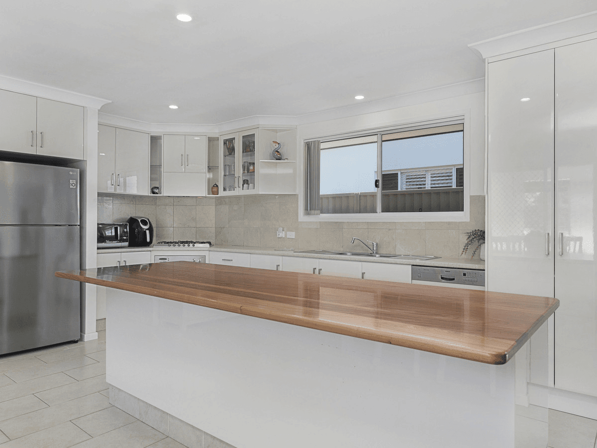 2 Kingfisher Cresent, Burleigh Waters, QLD 4220